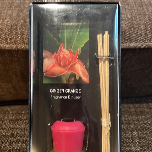 Set of Two Oil Diffusers with Oil - Picture 2 of 11